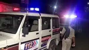 Bihar : छापेमारी के दौरान पुलिस पर पथराव Bihar : छापेमारी के दौरान पुलिस पर पथराव