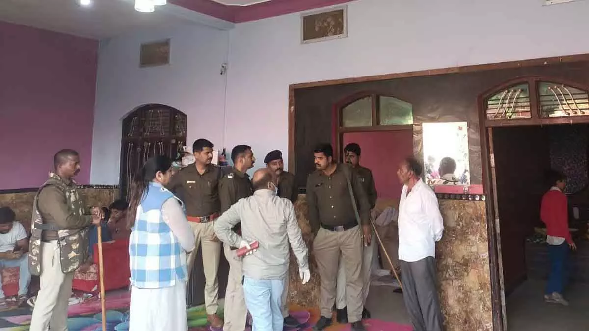 MP : पुलिस ने घर से पिस्टल, चाकू बरामद किया, परिवार ने फंसाने का आरोप लगाया MP : पुलिस ने घर से पिस्टल, चाकू बरामद किया, परिवार ने फंसाने का आरोप लगाया