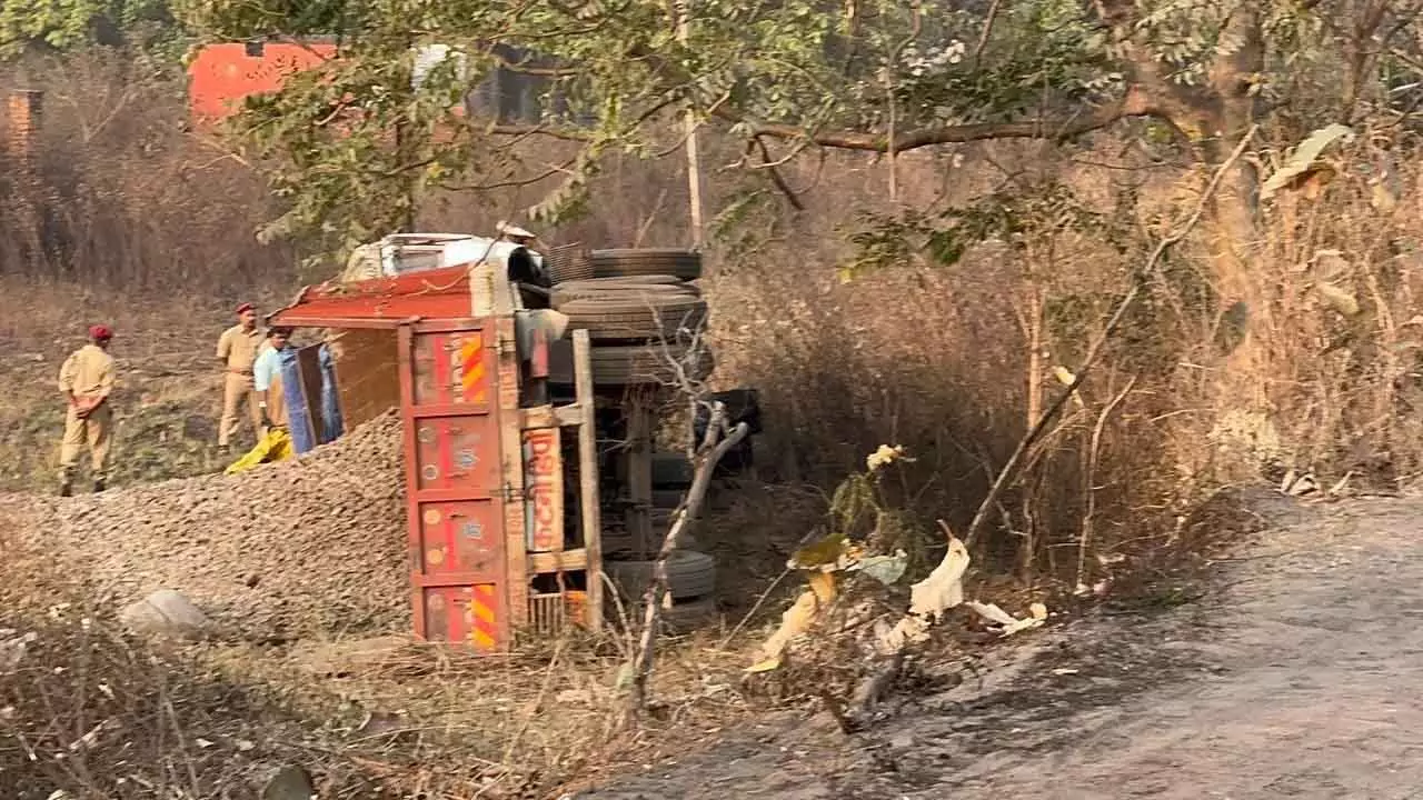 Odisha : झारसुगुड़ा में सड़क दुर्घटना में 5 पुलिसकर्मियों की मौत Odisha : झारसुगुड़ा में सड़क दुर्घटना में 5 पुलिसकर्मियों की मौत