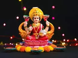 Maa Lakshmi: घर में आने से पहले क्या देखती हैं माता लक्ष्मी, जानें कहां करती हैं वास Maa Lakshmi: घर में आने से पहले क्या देखती हैं माता लक्ष्मी, जानें कहां करती हैं वास