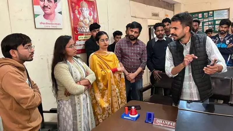 Sirsa विवादित वॉलंटियर सिलेक्शन से सिरसा में युवाओं का विरोध प्रदर्शन Sirsa विवादित वॉलंटियर सिलेक्शन से सिरसा में युवाओं का विरोध प्रदर्शन