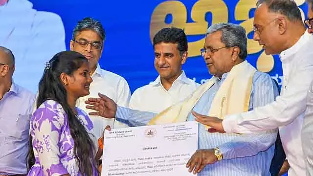 अभय हस्त कार्यक्रम: 1,000 लोगों को नियुक्ति आदेश बांटे गए, काउंसलिंग से भ्रष्टाचार रोका गया: CM अभय हस्त कार्यक्रम: 1,000 लोगों को नियुक्ति आदेश बांटे गए, काउंसलिंग से भ्रष्टाचार रोका गया: CM