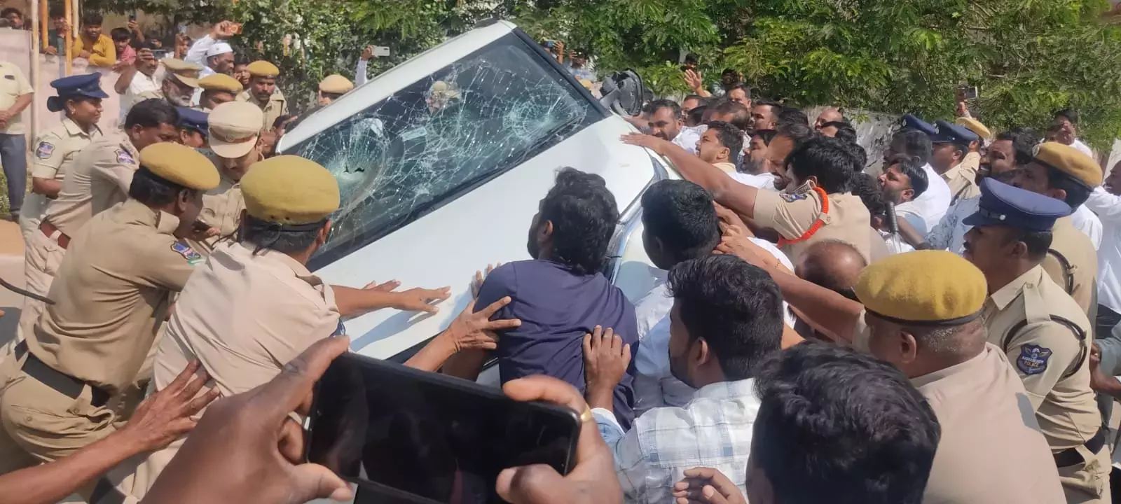 Congress नेता को बीजेपी एमएलए कैंप ऑफिस की ओर कार चलाते हुए पकड़ा गया Congress नेता को बीजेपी एमएलए कैंप ऑफिस की ओर कार चलाते हुए पकड़ा गया