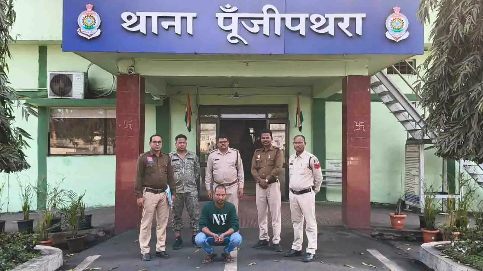 युवती से दुष्कर्म के मामले में आरोपी प्लांटकर्मी गिरफ्तार, मोबाइल से आपत्तिजनक वीडियो बरामद युवती से दुष्कर्म के मामले में आरोपी प्लांटकर्मी गिरफ्तार, मोबाइल से आपत्तिजनक वीडियो बरामद