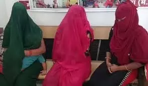 Madhya Pradesh : लॉज में पुलिस रेड, 18 लड़के-लड़कियां पकड़े गए Madhya Pradesh : लॉज में पुलिस रेड, 18 लड़के-लड़कियां पकड़े गए
