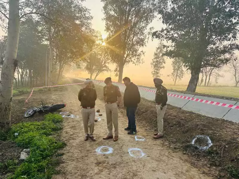 सरपंच मर्डर, Tarn Taran के पास पुलिस एनकाउंटर में मुख्य आरोपी समेत 2 घायल सरपंच मर्डर, Tarn Taran के पास पुलिस एनकाउंटर में मुख्य आरोपी समेत 2 घायल