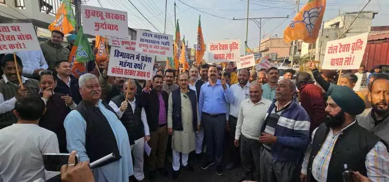 Punjab, हिमाचल सीमा पर रहने वाले लोगों ने 170 रुपये कार टैक्स के खिलाफ प्रदर्शन किया Punjab, हिमाचल सीमा पर रहने वाले लोगों ने 170 रुपये कार टैक्स के खिलाफ प्रदर्शन किया
