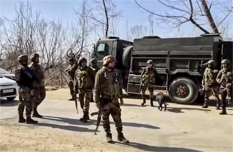 Jammu Kashmir: टला बड़ा हादसा , सुरक्षाबलों के हाथ लगा खतरनाक विस्फोटक Jammu Kashmir: टला बड़ा हादसा , सुरक्षाबलों के हाथ लगा खतरनाक विस्फोटक