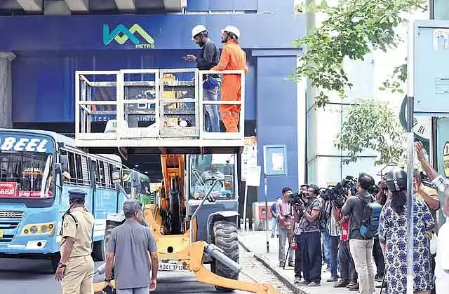 Kochi मेट्रो रेल के खंभे में फंसी बिल्ली को बचाया गया Kochi मेट्रो रेल के खंभे में फंसी बिल्ली को बचाया गया