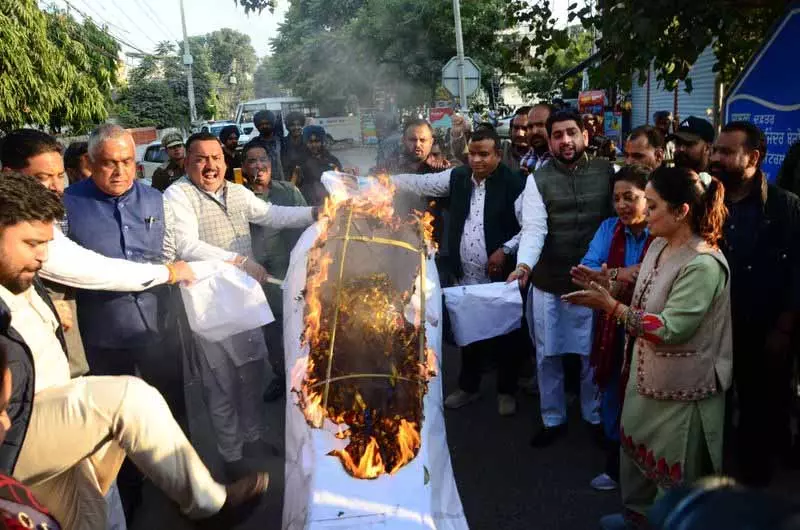 भाजपा युवा मोर्चा ने Jalandhar में कांग्रेस कार्यालय के बाहर राहुल का पुतला फूंका भाजपा युवा मोर्चा ने Jalandhar में कांग्रेस कार्यालय के बाहर राहुल का पुतला फूंका