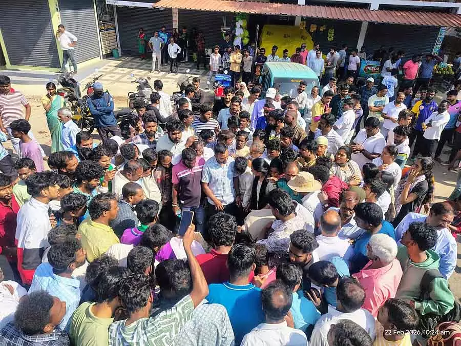 Chikkamagaluru : जंगली हाथी के हमले में महिला मज़दूर की मौत - शव रखकर विरोध प्रदर्शन Chikkamagaluru : जंगली हाथी के हमले में महिला मज़दूर की मौत - शव रखकर विरोध प्रदर्शन