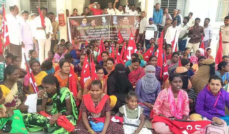 Karnataka : महिलाओं ने घर बांटने की मांग को लेकर प्रदर्शन किया Karnataka : महिलाओं ने घर बांटने की मांग को लेकर प्रदर्शन किया