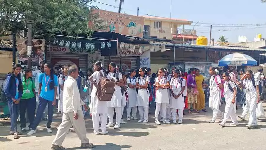 Madhugiri : बस स्टॉप पर कोई रेस्ट रूम नहीं Madhugiri : बस स्टॉप पर कोई रेस्ट रूम नहीं