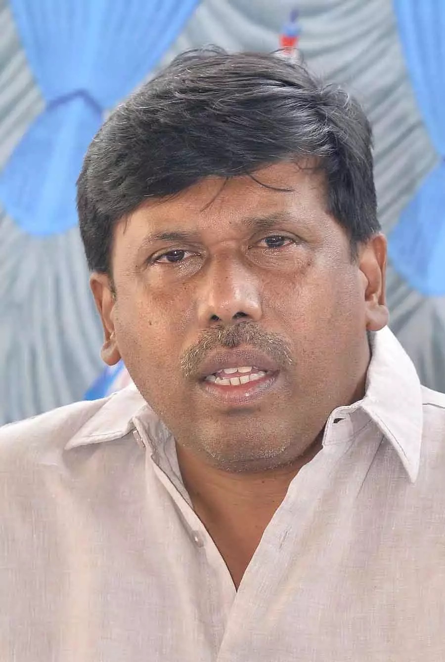 हेलीकॉप्टर यूनिट के उद्घाटन के लिए सभी को ई-मेल से निमंत्रण; M. Mallesh हेलीकॉप्टर यूनिट के उद्घाटन के लिए सभी को ई-मेल से निमंत्रण; M. Mallesh