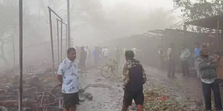Odisha सब्जी मंडी में आग लगने से 50 से ज़्यादा दुकानें जल गईं Odisha सब्जी मंडी में आग लगने से 50 से ज़्यादा दुकानें जल गईं