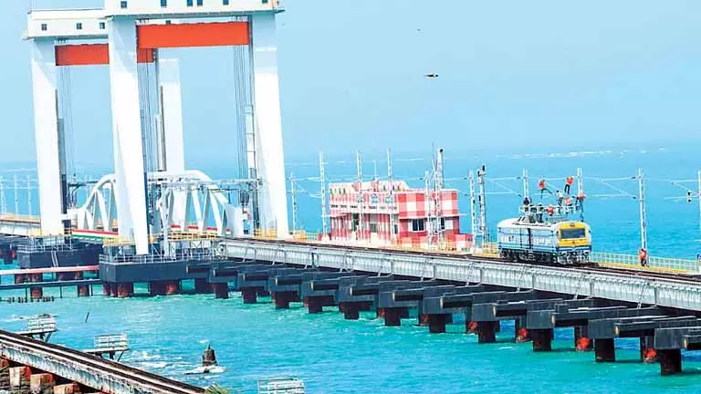 Pamban Bridge पर बिजली लाइनों से नमक हटाने का काम चल रहा है, रेल सेवाएं प्रभावित Pamban Bridge पर बिजली लाइनों से नमक हटाने का काम चल रहा है, रेल सेवाएं प्रभावित