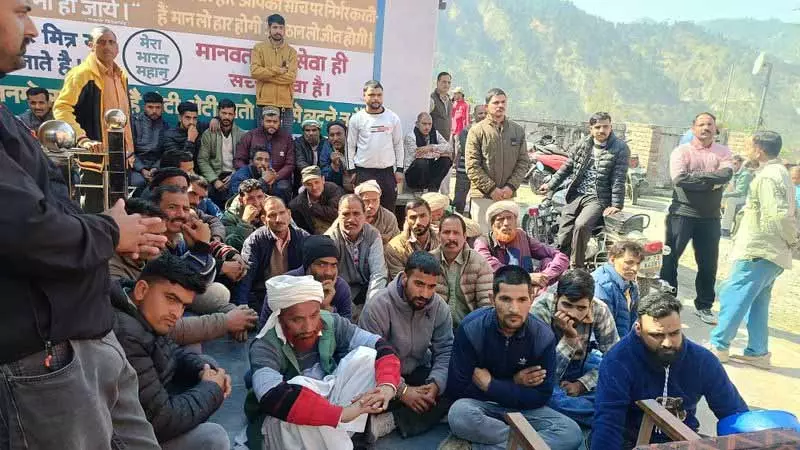 Chamba village में व्यक्ति मृत मिला, परिजनों ने हत्या का आरोप लगाते हुए थाने का घेराव किया Chamba village में व्यक्ति मृत मिला, परिजनों ने हत्या का आरोप लगाते हुए थाने का घेराव किया