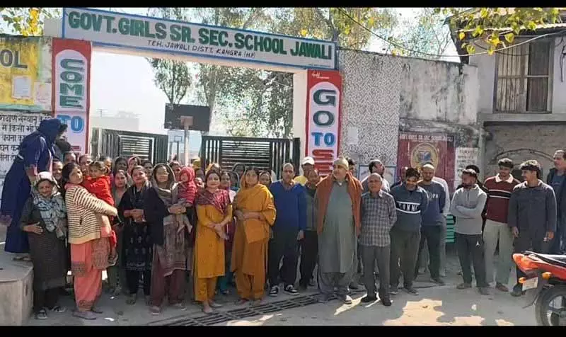 स्कूलों का मर्जर, Jawali में, स्थानीय लोग लड़कियों को को-एड इंस्टिट्यूशन में भेजने से सावधान हैं स्कूलों का मर्जर, Jawali में, स्थानीय लोग लड़कियों को को-एड इंस्टिट्यूशन में भेजने से सावधान हैं