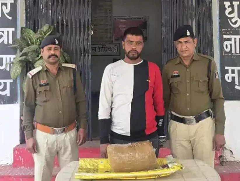 CG: गांजा तस्करी के दो बड़े मामले बेनकाब, नाबालिग सहित 3 तस्कर गिरफ्तार CG: गांजा तस्करी के दो बड़े मामले बेनकाब, नाबालिग सहित 3 तस्कर गिरफ्तार