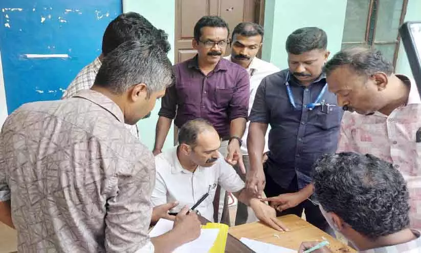 जमीन बदलने के लिए रिश्वत; Vigilance ने गांव के सहायक को गिरफ्तार किया जमीन बदलने के लिए रिश्वत; Vigilance ने गांव के सहायक को गिरफ्तार किया