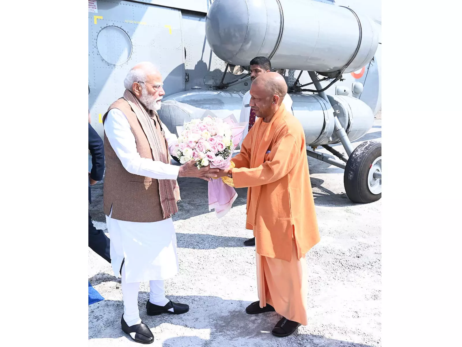 मुख्यमंत्री आदित्यनाथ ने मेरठ में PM मोदी का स्वागत किया मुख्यमंत्री आदित्यनाथ ने मेरठ में PM मोदी का स्वागत किया