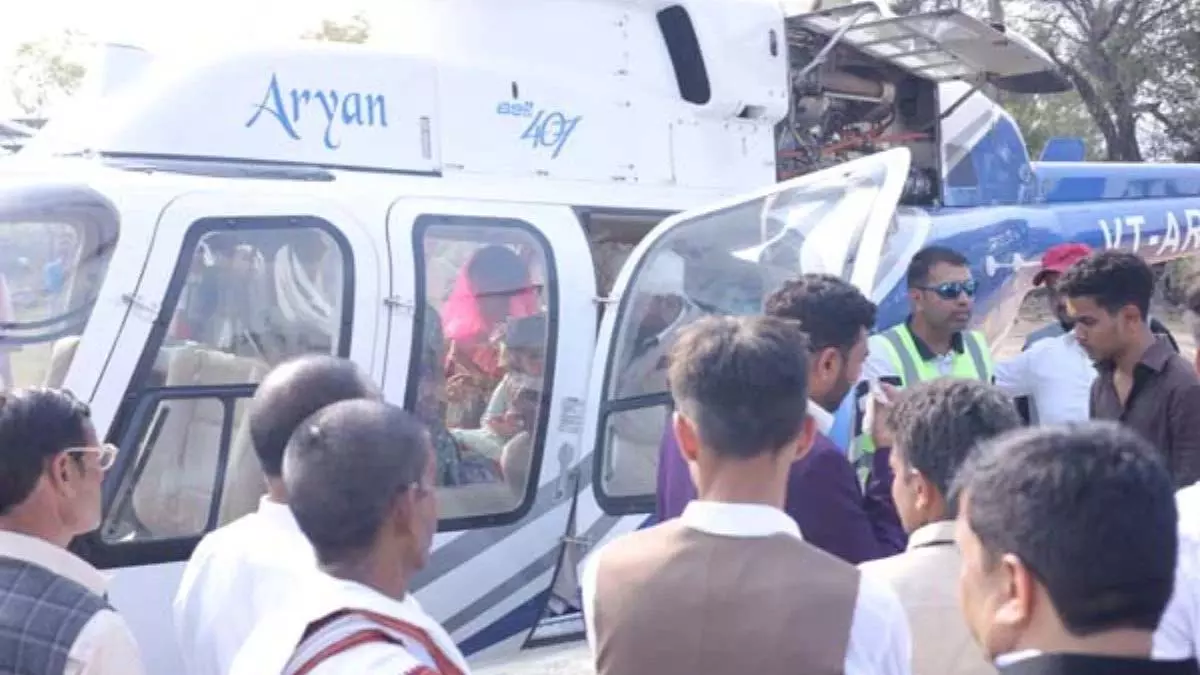 गजब! किसान पिता ने बेटी की विदाई को बनाया यादगार, हेलीकॉप्टर का इंतजाम किया, देखने उमड़ी भीड़ गजब! किसान पिता ने बेटी की विदाई को बनाया यादगार, हेलीकॉप्टर का इंतजाम किया, देखने उमड़ी भीड़