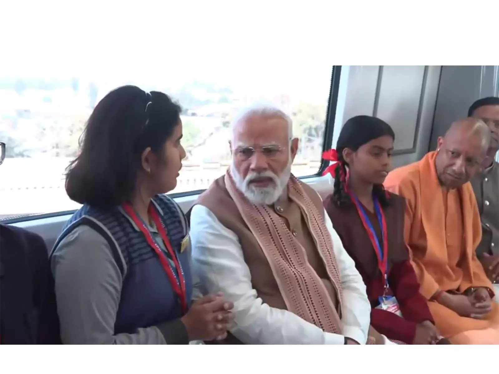 PM मोदी ने मेरठ मेट्रो और नमो भारत ट्रेन को हरी झंडी दिखाई PM मोदी ने मेरठ मेट्रो और नमो भारत ट्रेन को हरी झंडी दिखाई