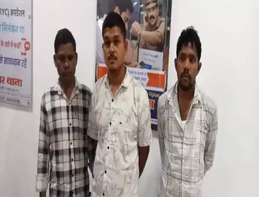4.22 लाख की चोरी का खुलासा, बिर्रा पुलिस ने तीन आरोपियों को किया गिरफ्तार 4.22 लाख की चोरी का खुलासा, बिर्रा पुलिस ने तीन आरोपियों को किया गिरफ्तार