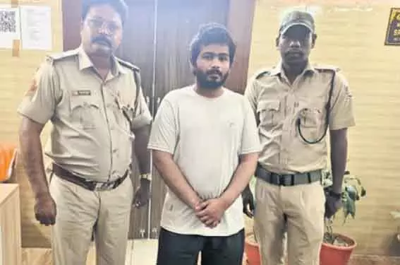साइबर फ्रॉड के लिए महाराष्ट्र का एक आदमी Bhubaneswar से पकड़ा गया साइबर फ्रॉड के लिए महाराष्ट्र का एक आदमी Bhubaneswar से पकड़ा गया