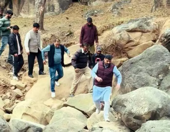 पवन ने Udhampur ईस्ट के दूरदराज के गांवों का दौरा किया, स्थानीय लोगों की समस्याओं का जायजा लिया पवन ने Udhampur ईस्ट के दूरदराज के गांवों का दौरा किया, स्थानीय लोगों की समस्याओं का जायजा लिया