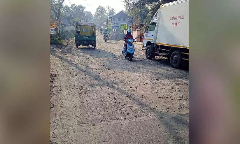 Kerala : पेरुवेम्बु-कल्लनचिरा-थट्टमंगलम रोड पर दुखद यात्रा Kerala : पेरुवेम्बु-कल्लनचिरा-थट्टमंगलम रोड पर दुखद यात्रा