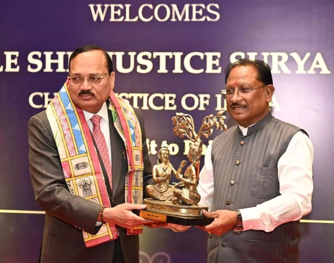 CM साय ने भारत के मुख्य न्यायाधीश न्यायमूर्ति सूर्यकांत का किया आत्मीय स्वागत CM साय ने भारत के मुख्य न्यायाधीश न्यायमूर्ति सूर्यकांत का किया आत्मीय स्वागत