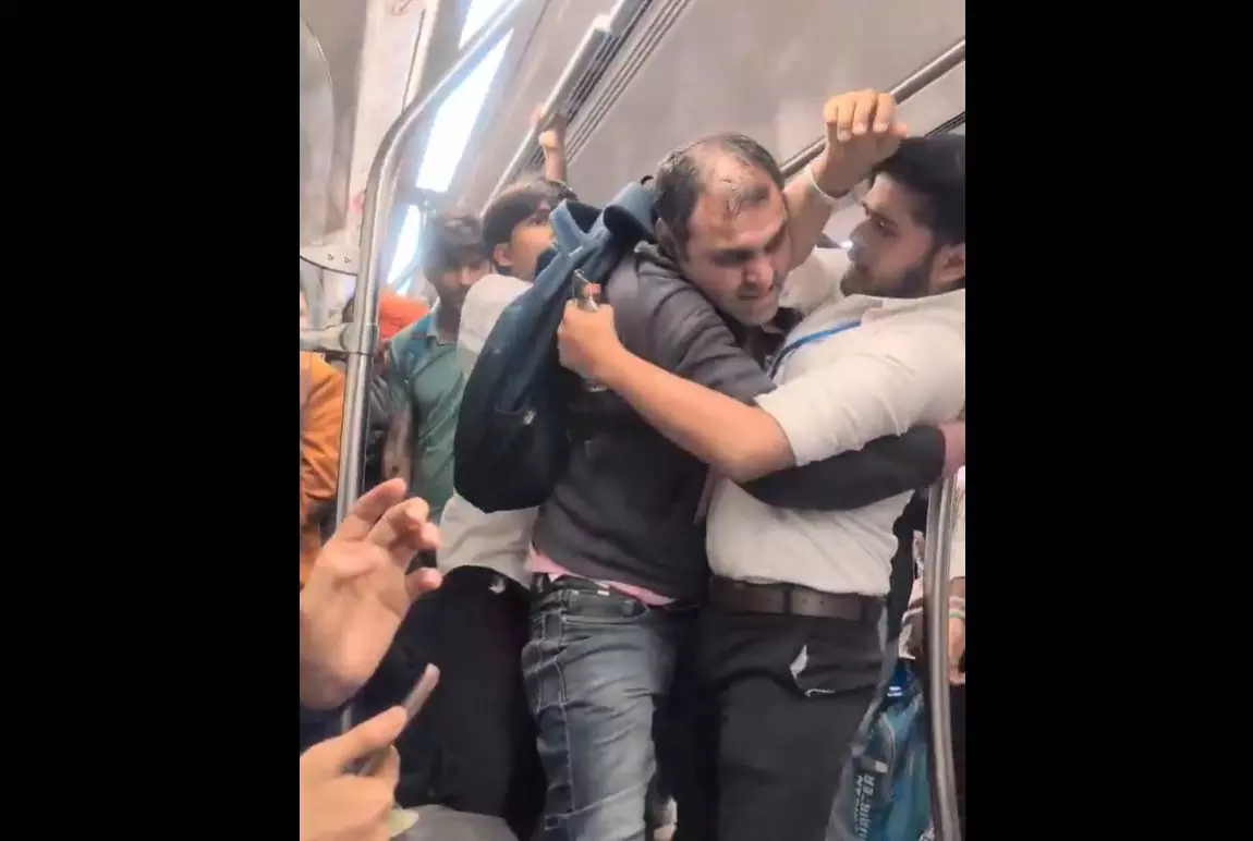 OMG! दो युवक मिलकर एक को पीट रहे...मेट्रो का हैरान करने वाला VIDEO सामने आया OMG! दो युवक मिलकर एक को पीट रहे...मेट्रो का हैरान करने वाला VIDEO सामने आया