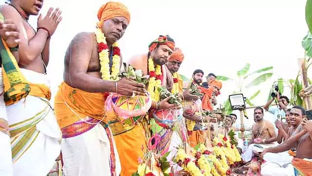 Tamil Nadu : टिंडल वेलायुडास्वामी मंदिर का महाकुंभभिषेकम Tamil Nadu : टिंडल वेलायुडास्वामी मंदिर का महाकुंभभिषेकम
