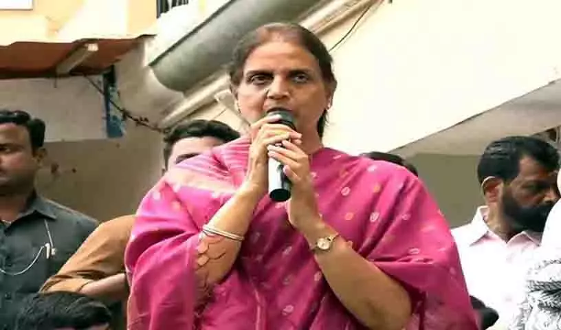 Eviction Notice के बीच नेताओं ने मधु पार्क के निवासियों से मुलाकात की Eviction Notice के बीच नेताओं ने मधु पार्क के निवासियों से मुलाकात की