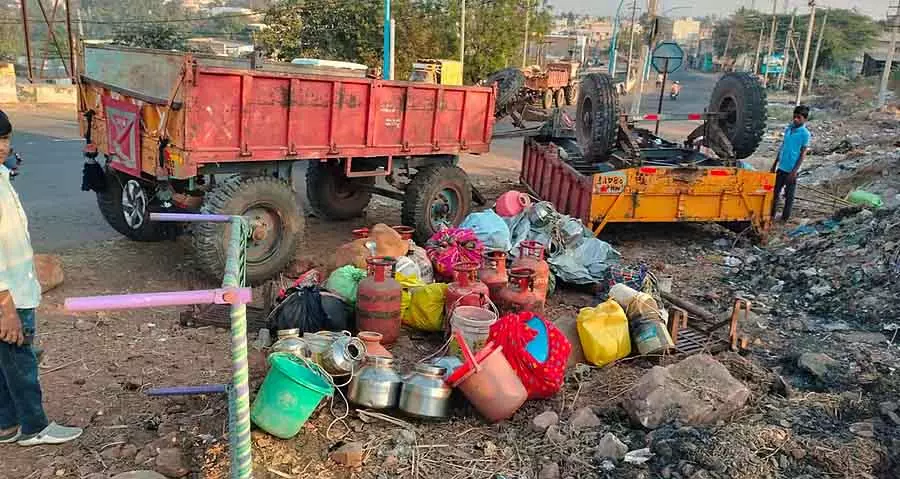 Bagalkot: ट्रैक्टर ट्रेलर पलटने से एक बच्चे समेत चार लोगों की मौत Bagalkot: ट्रैक्टर ट्रेलर पलटने से एक बच्चे समेत चार लोगों की मौत