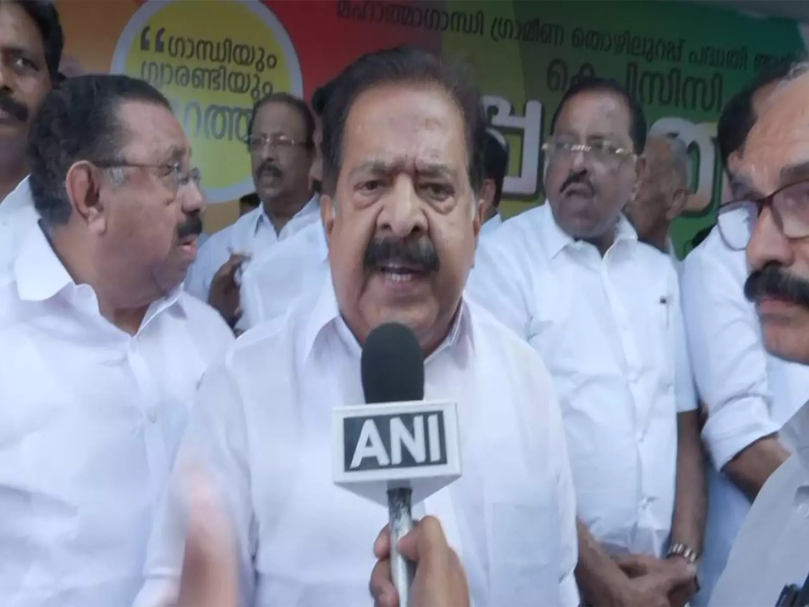 Sabarimala सोना चोरी मामला: रमेश चेन्निथला ने मुख्य पुजारी राजीवरु की गिरफ्तारी पर सवाल उठाए Sabarimala सोना चोरी मामला: रमेश चेन्निथला ने मुख्य पुजारी राजीवरु की गिरफ्तारी पर सवाल उठाए