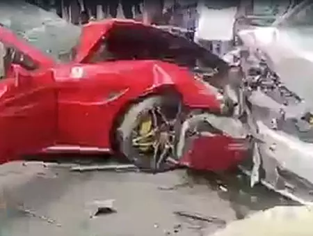 तेज रफ्तार फरारी की टक्कर से तीन लोग घायल, भारी ट्रैफिक जाम लगा, VIDEO तेज रफ्तार फरारी की टक्कर से तीन लोग घायल, भारी ट्रैफिक जाम लगा, VIDEO