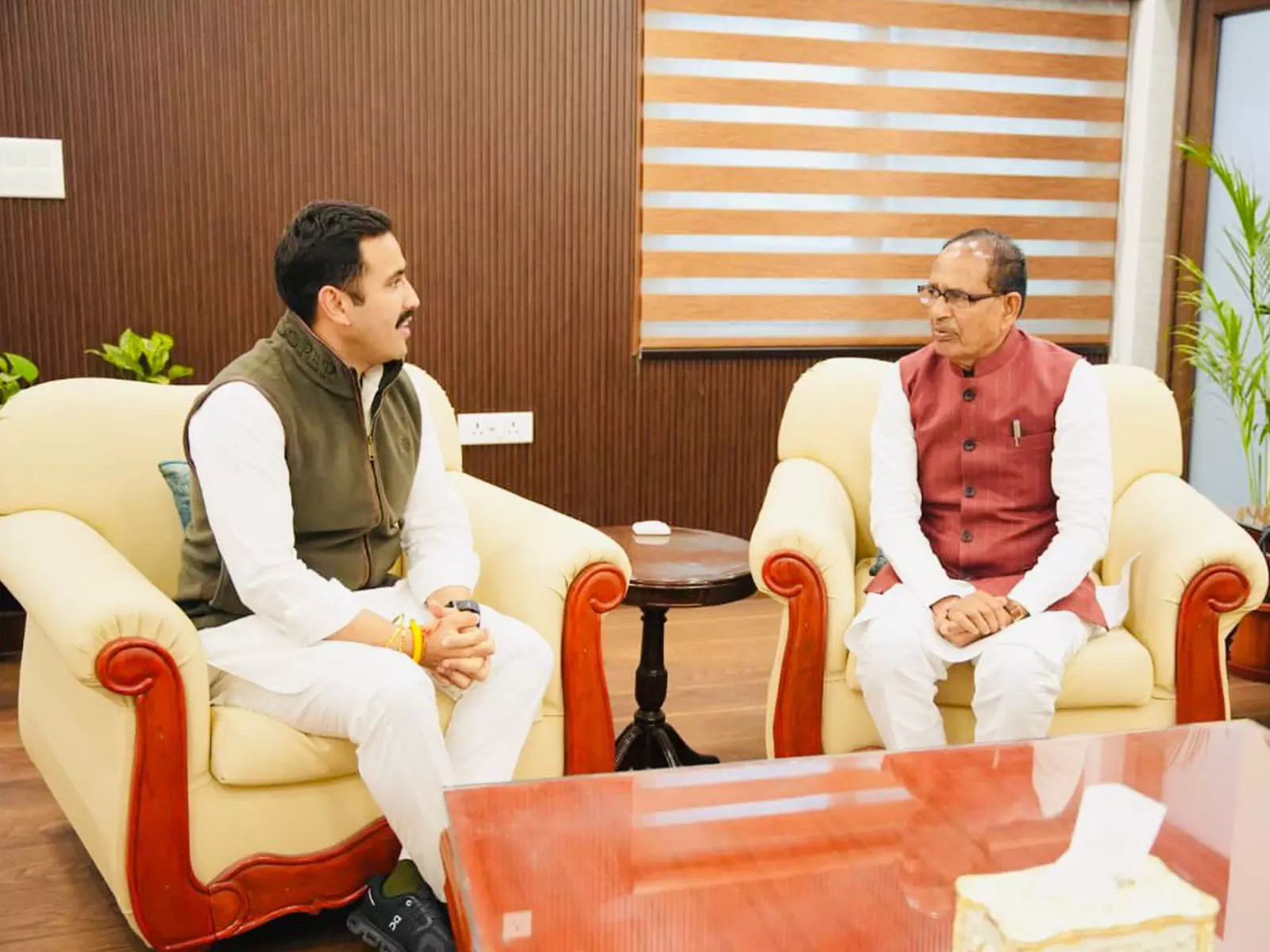 विक्रमादित्य सिंह ने PMGSY फेज-4 की रिपोर्ट सौंपी विक्रमादित्य सिंह ने PMGSY फेज-4 की रिपोर्ट सौंपी