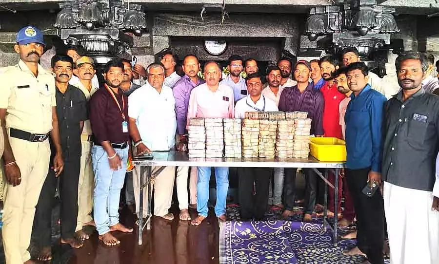 ऐतिहासिक गुरुतिप्पेरुद्रस्वामी हुंडी गिनती; ₹ 34 लाख का कलेक्शन ऐतिहासिक गुरुतिप्पेरुद्रस्वामी हुंडी गिनती; ₹ 34 लाख का कलेक्शन