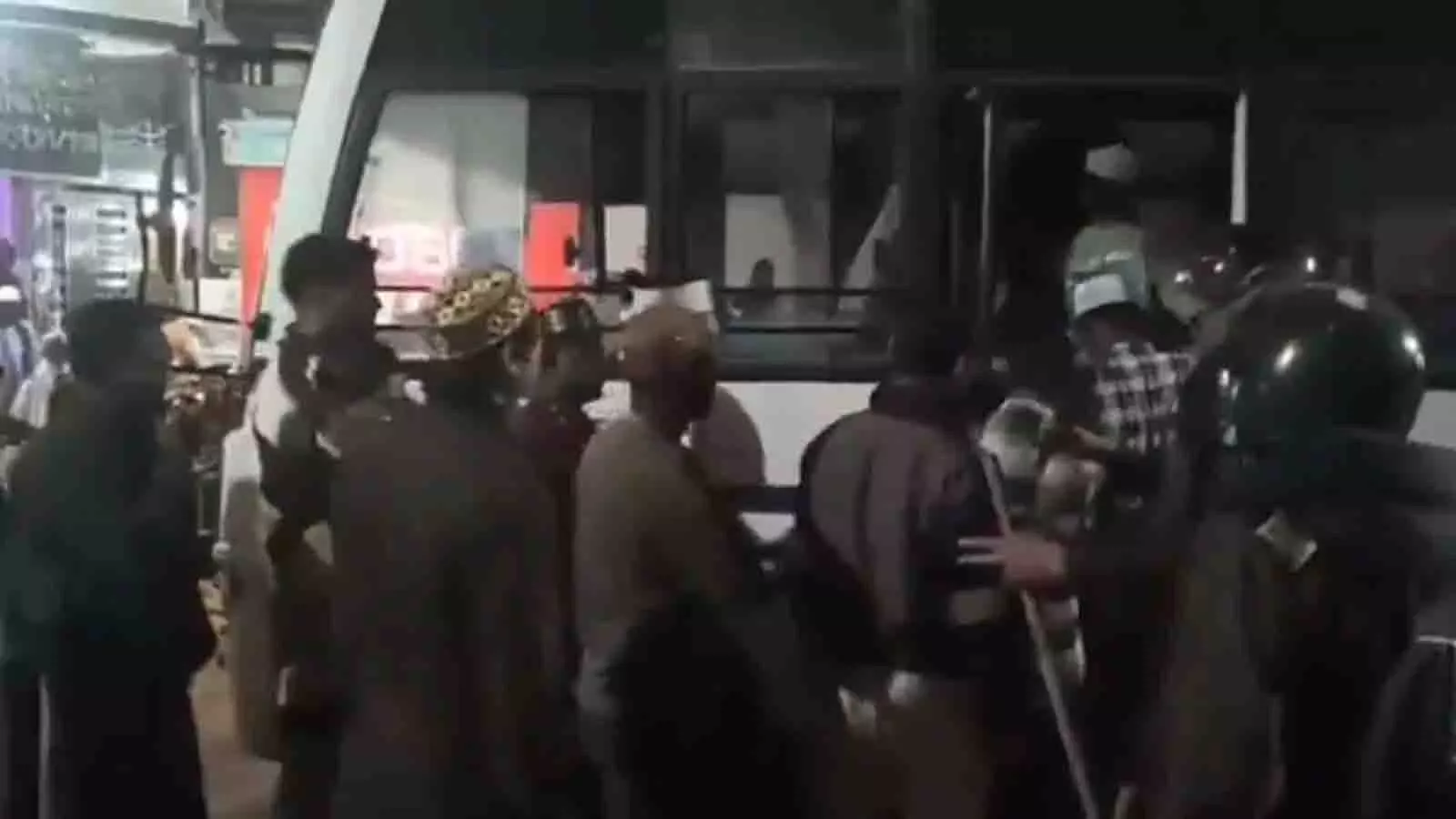 MP: तरावीह के दौरान लाउडस्पीकर विवाद से सांप्रदायिक झड़प MP: तरावीह के दौरान लाउडस्पीकर विवाद से सांप्रदायिक झड़प