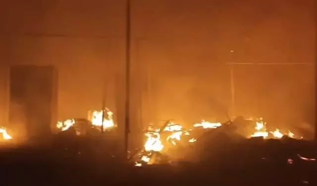 Paradip सब्जी मंडी में भीषण आग से 50 से ज़्यादा दुकानें जलकर खाक Paradip सब्जी मंडी में भीषण आग से 50 से ज़्यादा दुकानें जलकर खाक
