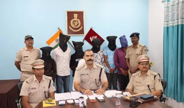 Nuapada साइबर धोखाधड़ी मामले में 6 गिरफ्तार, करोड़ों रुपये का घोटाला उजागर Nuapada साइबर धोखाधड़ी मामले में 6 गिरफ्तार, करोड़ों रुपये का घोटाला उजागर