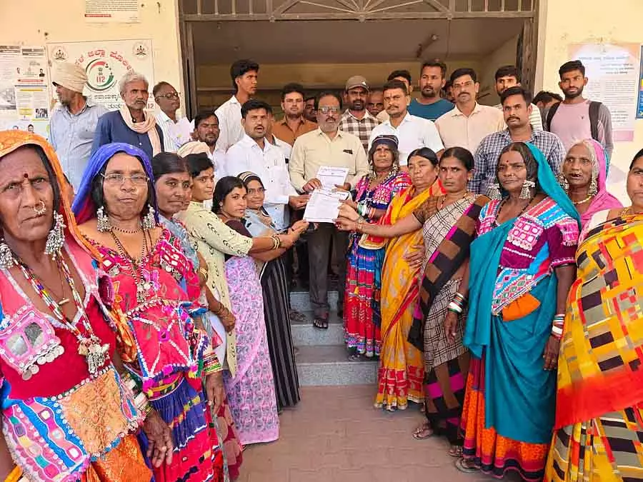 Gangavathi : उचित मूल्य दुकान वितरकों के लॉगिन बदलने की मांग Gangavathi : उचित मूल्य दुकान वितरकों के लॉगिन बदलने की मांग