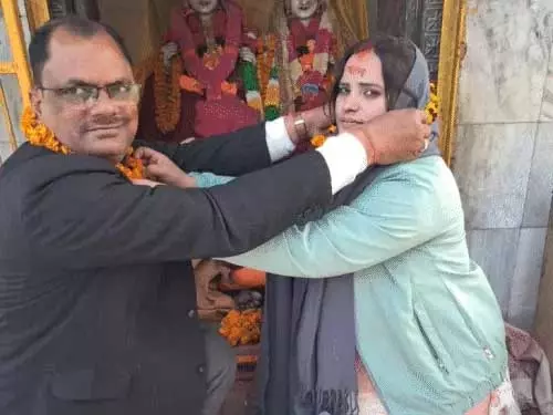अलग प्रेम कहानी: स्कूल प्रिंसिपल ने 28 साल की महिला टीचर से शादी रचाई, गांव में तनाव का माहौल अलग प्रेम कहानी: स्कूल प्रिंसिपल ने 28 साल की महिला टीचर से शादी रचाई, गांव में तनाव का माहौल