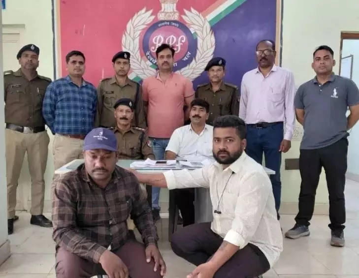 RPF ने पकड़ा टिकट दलाली नेटवर्क, प्रयागराज भेजे जाते थे आरक्षित टिकट RPF ने पकड़ा टिकट दलाली नेटवर्क, प्रयागराज भेजे जाते थे आरक्षित टिकट