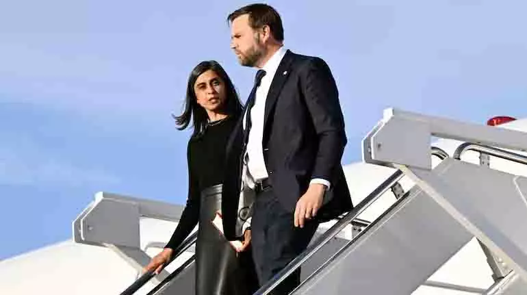 JD Vance ने अपनी पत्नी की तारीफ़ की, जिन्हें लाइमलाइट की परवाह नहीं JD Vance ने अपनी पत्नी की तारीफ़ की, जिन्हें लाइमलाइट की परवाह नहीं