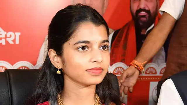 Patna: मैथिली ठाकुर के बयान से बिहार में बवाल Patna: मैथिली ठाकुर के बयान से बिहार में बवाल