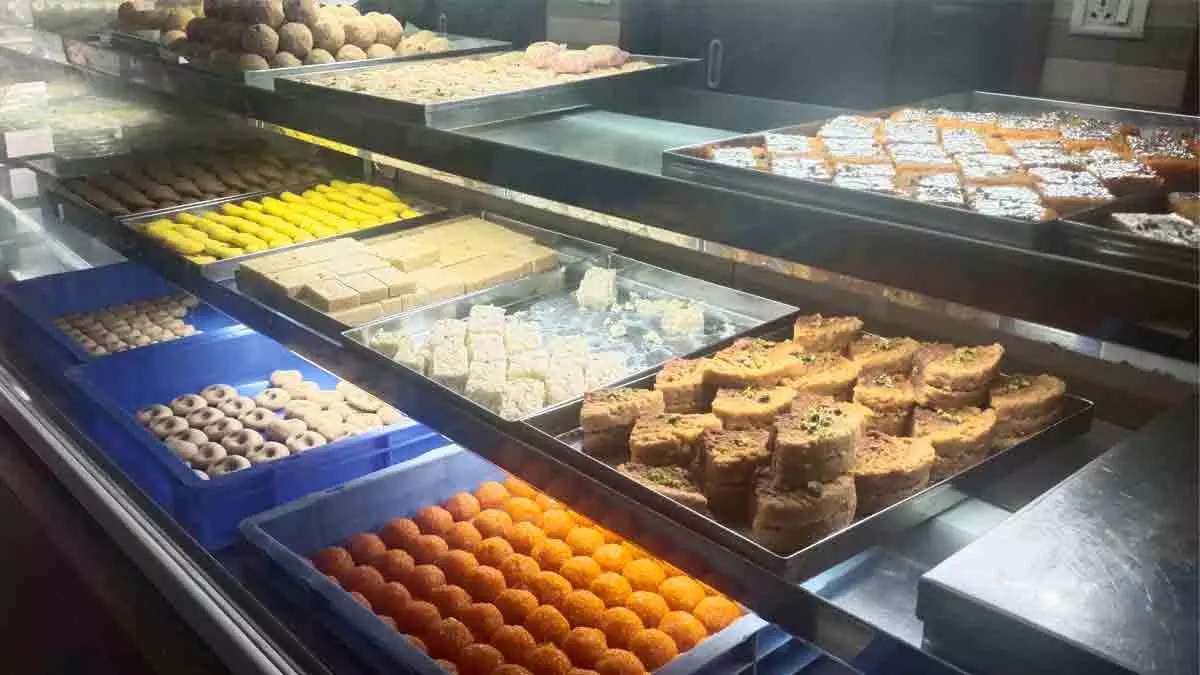 Farrukhabad: मिलावटी मिठाइयों को लेकर जनप्रतिनिधियों ने जताई चिंता Farrukhabad: मिलावटी मिठाइयों को लेकर जनप्रतिनिधियों ने जताई चिंता