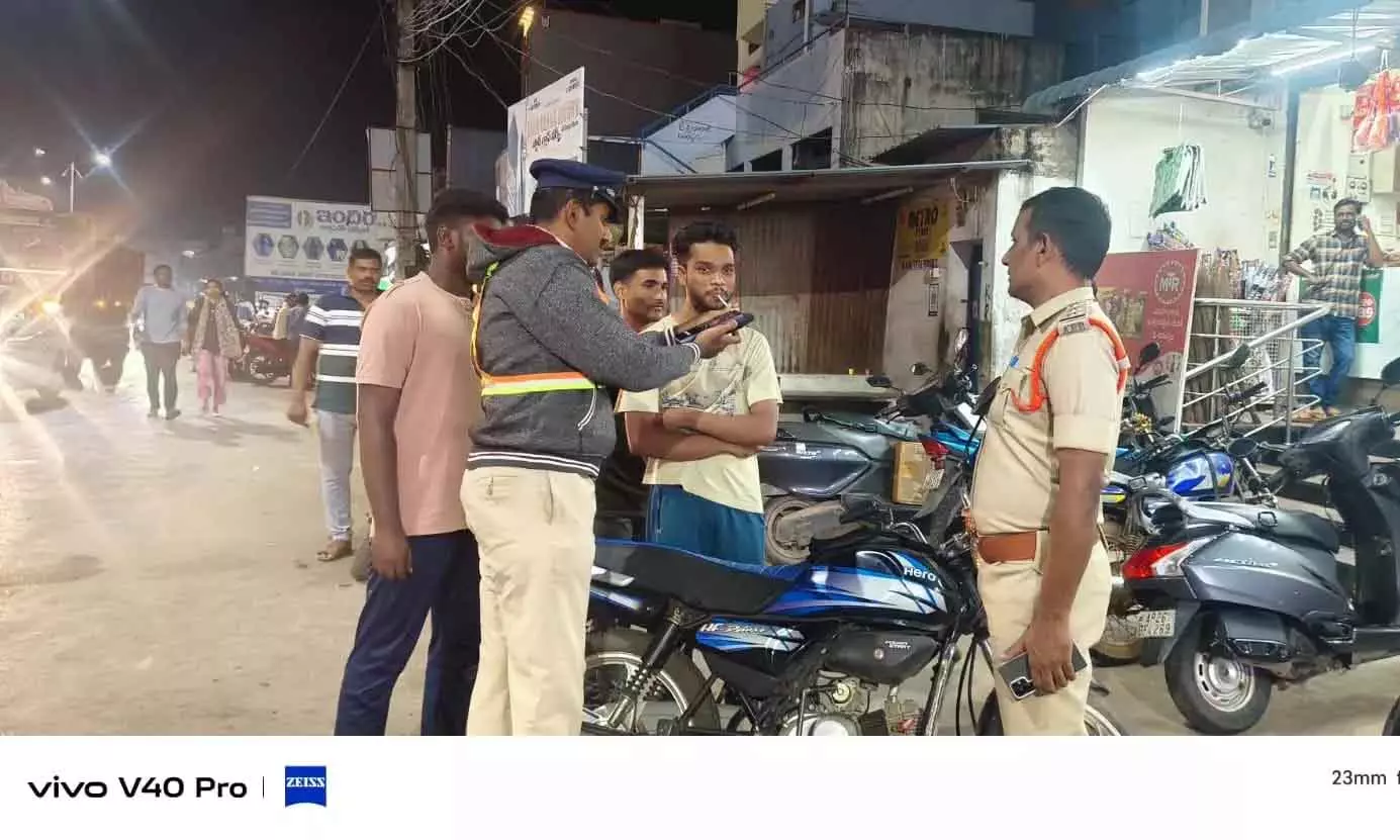 Nellore में पुलिस की बड़ी चेकिंग, 26 बाइक और 2 ऑटो ज़ब्त Nellore में पुलिस की बड़ी चेकिंग, 26 बाइक और 2 ऑटो ज़ब्त